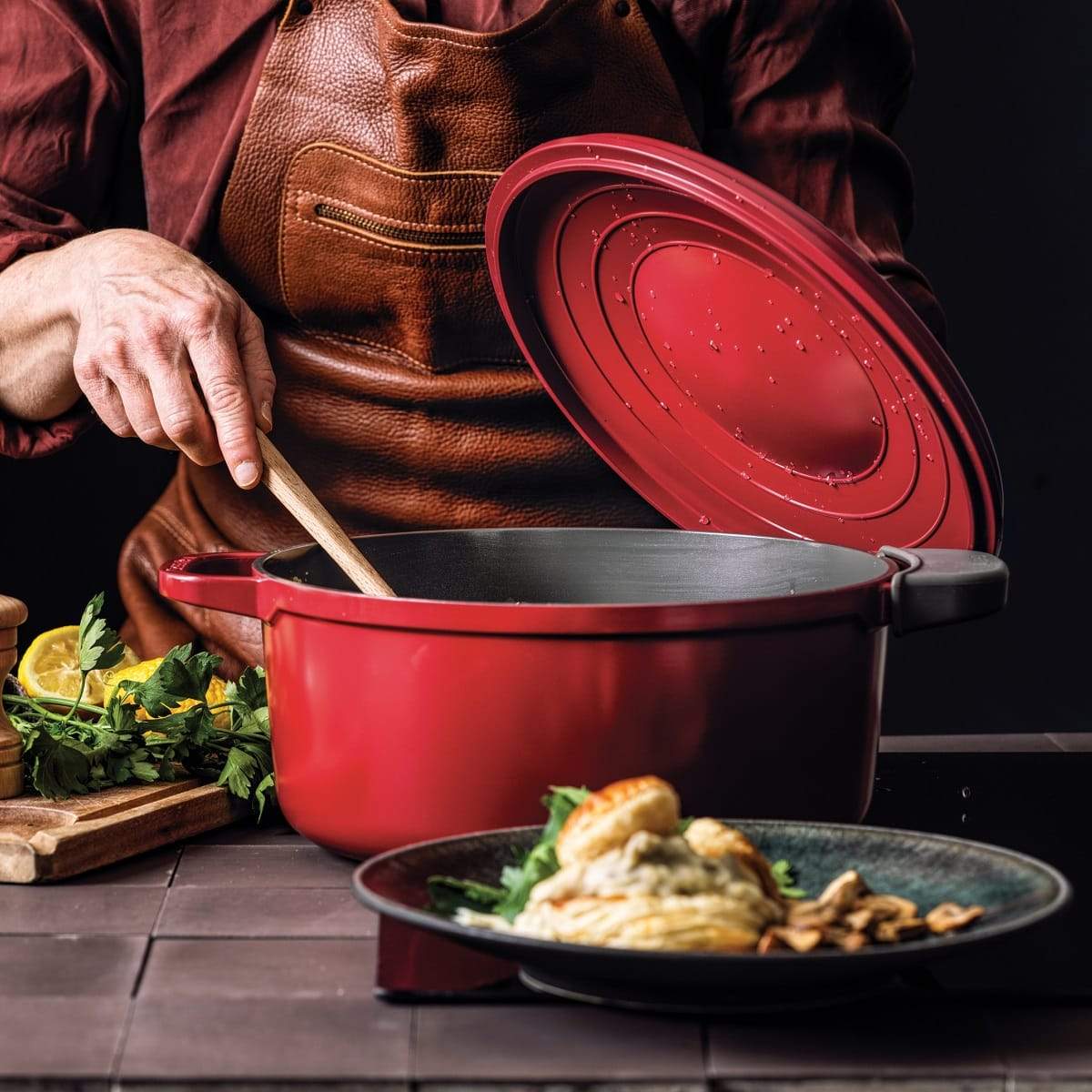 https://greenpan.com.au/cdn/shop/products/CC005555-001-Featherweights-Casserole-with-Lid-Scarlet-Red-28cm_7.jpg?v=1629090923